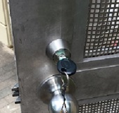 マンション　駐輪場扉　カギ抜き取り